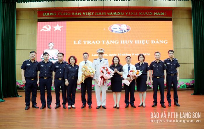 Lãnh đạo các Chi bộ có đảng viên được nhận Huy hiệu 35 tuổi Đảng tặng hoa chúc mừng các đảng viên