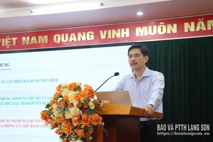 Báo cáo viên Cục Lưu trữ, Văn phòng Trung ương Đảng truyền đạt một số nội dung tại hội nghị