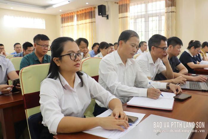 Đại biểu lắng nghe các nội dung tại hội nghị