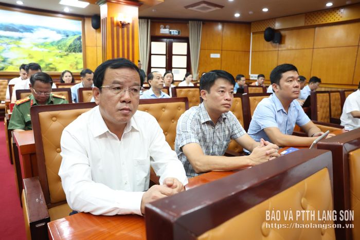 Các đại biểu dự hội nghị tại điểm cầu tỉnh nghe truyền đạt các chuyên đề tại hội nghị