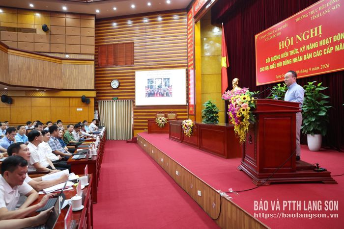 Báo cáo viên truyền đạt chuyên đề tại hội nghị