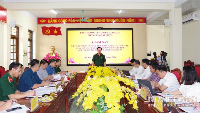 Đại tá Mai Xuân Phong, Ủy viên Ban Thường vụ Tỉnh ủy, Chỉ huy trưởng Bộ CHQS tỉnh, Trưởng Đoàn Giám sát phát biểu chỉ đạo tại buổi giám sát đối với Ban Thường vụ Đảng ủy xã Ba Sơn