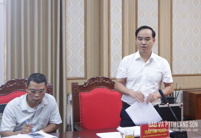 Phó Bí thư Thường trực Đảng ủy phường Kỳ Lừa phát biểu tại cuộc họp