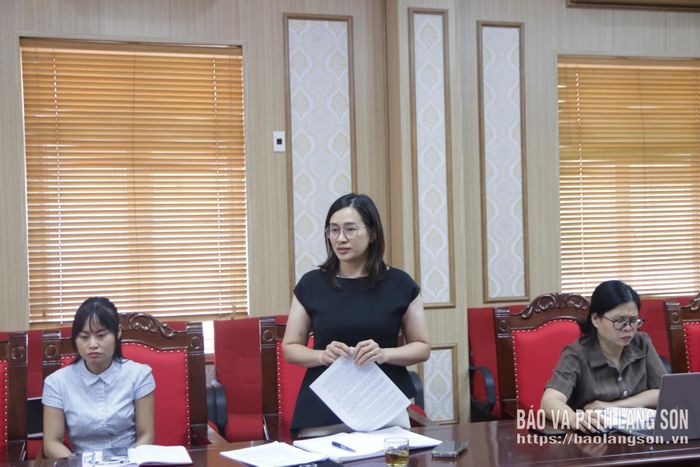 Đại diện phòng chuyên môn nêu ý kiến tại cuộc họp