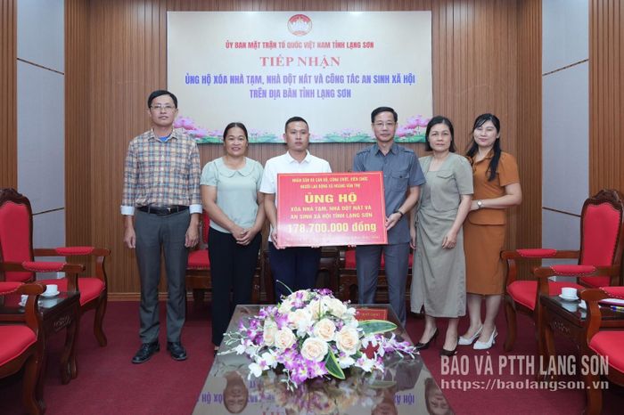 Lãnh đạo Ủy ban MTTQ Việt Nam tỉnh tiếp nhận kinh phí từ xã Hoàng Văn Thụ
