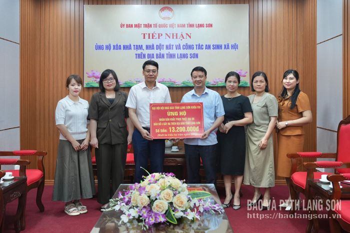 Lãnh đạo Ủy ban MTTQ Việt Nam tỉnh tiếp nhận kinh phí do Hội Nhà báo tỉnh ủng hộ