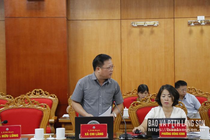 Lãnh đạo UBND xã Chi Lăng báo cáo tình hình thực hiện các dự án khu đô thị trên địa bàn xã
