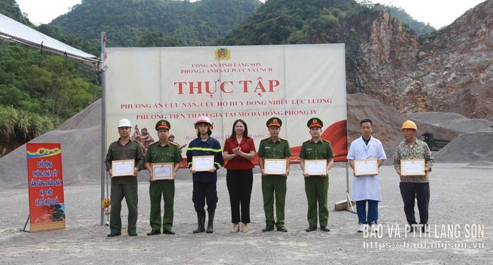 Lãnh đạo UBND xã Bình Gia trao tặng giấy khen cho các tập thể, cá nhân có thành tích xuất sắc trong tổ chức thực tập phương án