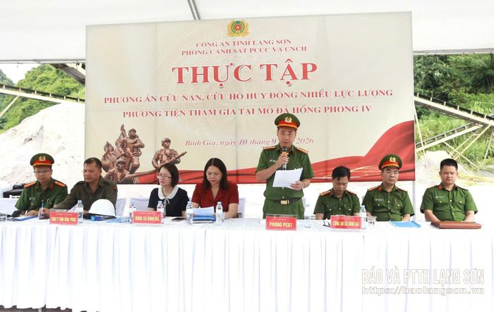 Lãnh đạo Phòng Cảnh sát PCCC và CNCH, Công an tỉnh phát biểu tại buổi rút kinh nghiệm sau khi thực tập phương án