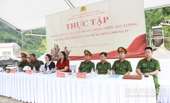 Các đại biểu dự buổi thực tập