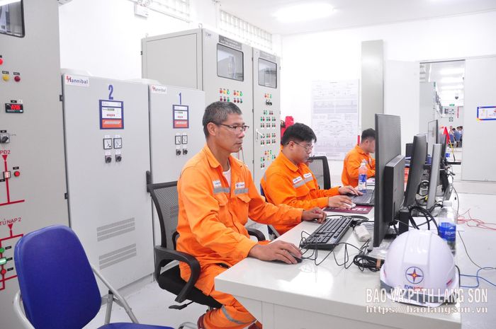 Nhân viên Trạm biến áp 110kV Lộc Bình vận hành, giám sát hệ thống pin lưu trữ năng lượng sau khi thực hiện đóng điện