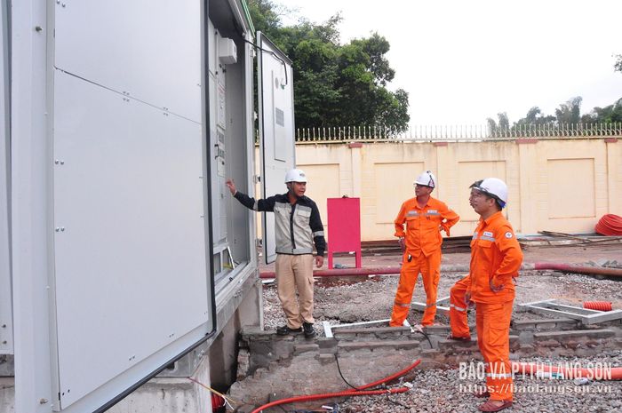 Đại diện đơn vị thi công hướng dẫn các nhân viên tại Trạm biến áp 110kV Lộc Bình vận hành hệ thống pin lưu trữ năng lượng
