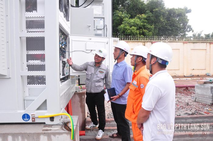 Đại diện các đơn vị liên quan kiểm tra các thiết bị thuộc hệ thống pin lưu trữ năng lượng trước khi đóng điện