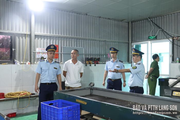 Đoàn kiểm tra liên ngành số 2 kiểm tra điều kiện cơ sở vật chất và quy trình vệ sinh tại cơ sở sơ chế chân gà (phường Kỳ Lừa).
