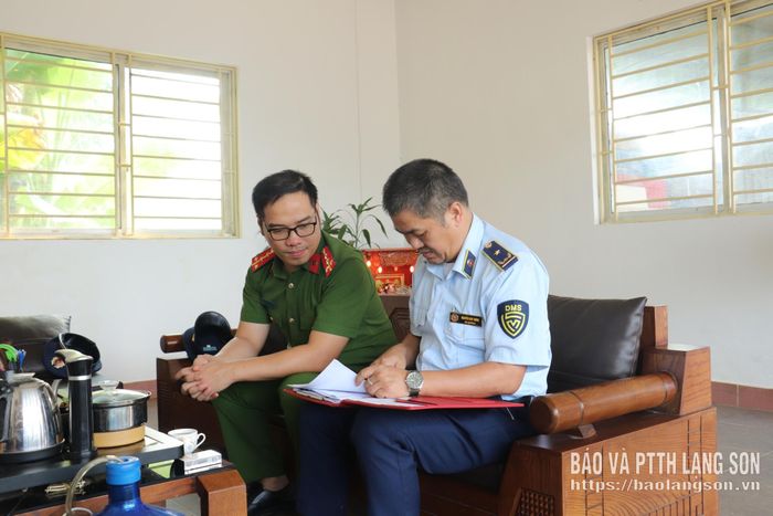 Thành viên đoàn kiểm tra giấy tờ liên quan đến hoạt động sản xuất, kinh doanh của cơ sở