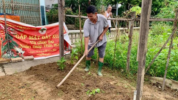 Nước rút, cuộc sống lại bắt đầu từ những nhát cuốc trên nền đất mới. Sau mất mát, người nông dân không có nhiều thời gian để tiếc nuối bởi mùa vụ tiếp theo vẫn đang chờ họ phía trước.