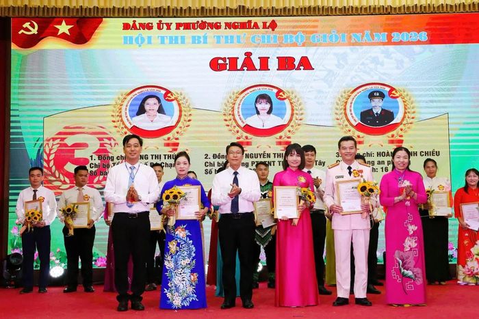 Trao giải cho các thí sinh.