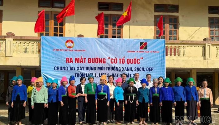 Mặt trận Tổ quốc xã Hạnh Phúc ra mắt tuyến đường "Cờ Tổ quốc", chung tay xây dựng môi trường xanh, sạch, đẹp.