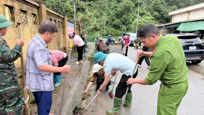 Mặt trận Tổ quốc xã Hạnh Phúc huy động lực lượng làm vệ sinh môi trường, hưởng ứng phong trào "Ngày thứ 7 cùng dân".