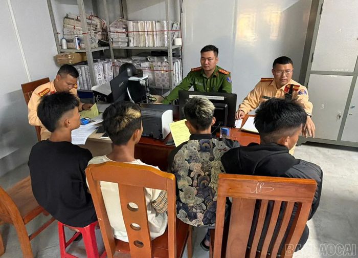 Công an xã Tú Lệ phối hợp với lực lượng Cảnh sát giao thông làm việc, xác minh nhóm 5 thanh, thiếu niên vi phạm.