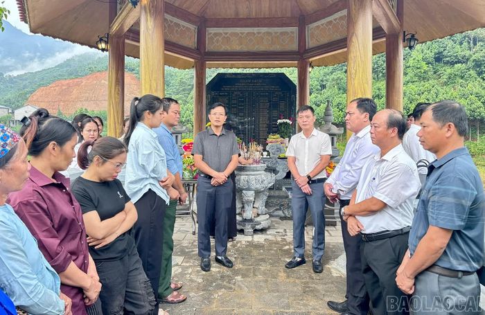 Lãnh đạo xã Bảo Yên động viên, chia sẻ các gia đình vượt qua nỗi đau.