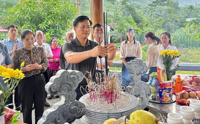 Lãnh đạo xã Bảo Yên dâng hương tưởng niệm.