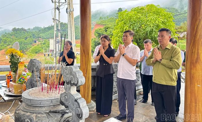 Lãnh đạo xã Phúc Khánh dâng hương, tưởng niệm.