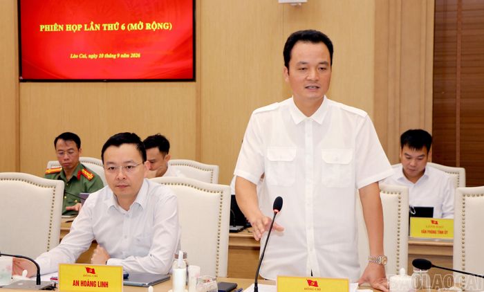 Các đồng chí lãnh đạo tỉnh tham gia ý kiến tại phiên họp.