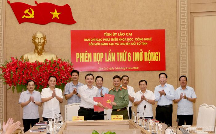Đồng chí An Hoàng Linh - Ủy viên Ban Thường vụ, Chánh Văn phòng Tỉnh ủy và đồng chí Trịnh Khắc Cường - Giám đốc Công an tỉnh thực hiện bàn giao nhiệm vụ Cơ quan Thường trực Ban Chỉ đạo.