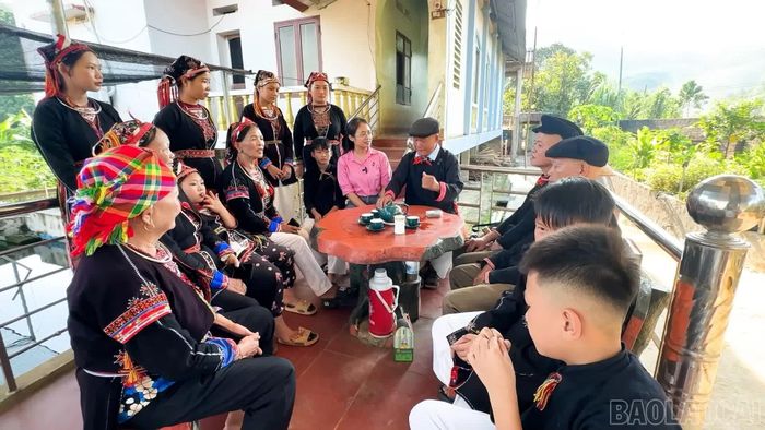 Không gian ấm cúng, gần gũi trong một buổi sinh hoạt của Câu lạc bộ Dạy hát giao duyên.
