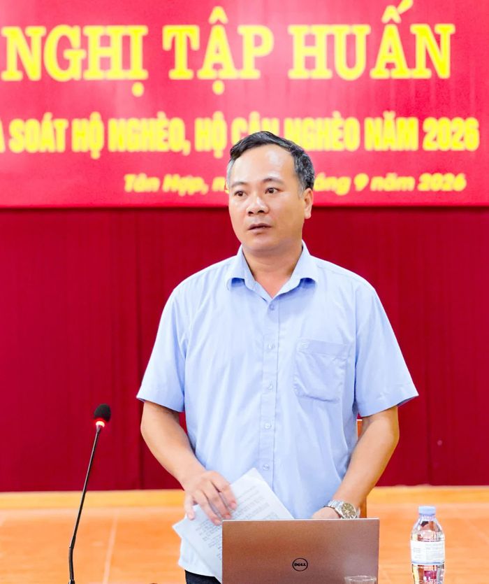 Đồng chí Vũ Xuân Bá - Phó Chủ tịch UBND xã Tân Hợp phát biểu tại hội nghị.