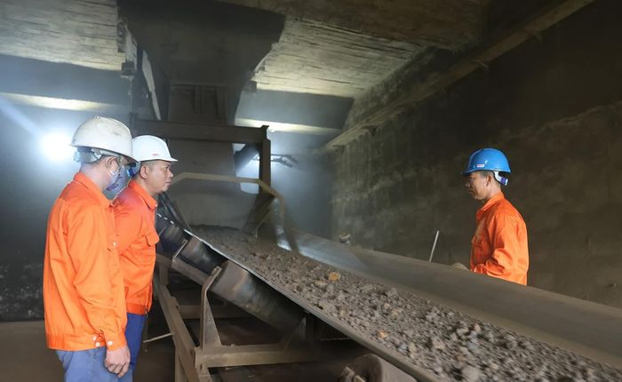 Dòng quặng được đưa qua hệ thống băng tải sau khi hoạt động khai thác tại Mỏ Quý Xa được khôi phục.