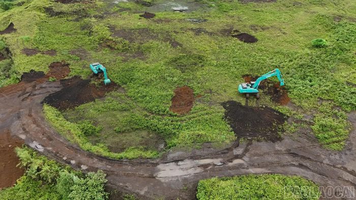 Máy móc trở lại hoạt động trên khai trường Mỏ sắt Quý Xa sau thời gian tạm dừng khai thác.