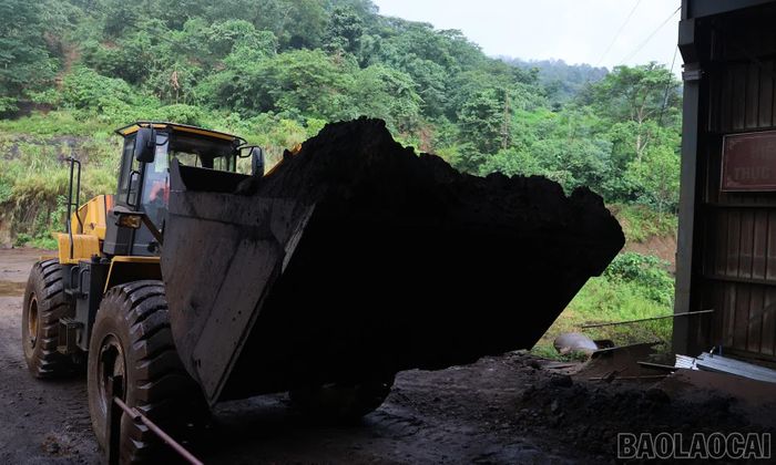 Máy xúc lật vận chuyển quặng tại khu vực chế biến của Mỏ sắt Quý Xa.