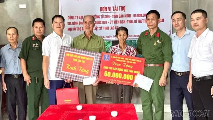 Trao kinh phí, tặng quà cho gia đình ông Nguyễn Văn Thanh và bà Vũ Thị Quý.