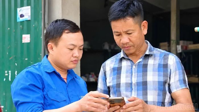 Đoàn viên, thanh niên đến từng nhà hướng dẫn người dân sử dụng ứng dụng VNeID.
