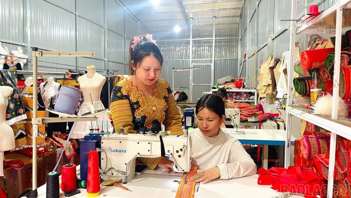 Chị Cứ Thị Tồng hướng dẫn học viên may trang phục truyền thống.