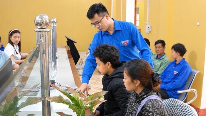 Đoàn viên, thanh niên xã hướng dẫn người dân thực hiện các thủ tục hành chính tại Trung tâm Phục vụ hành chính công.