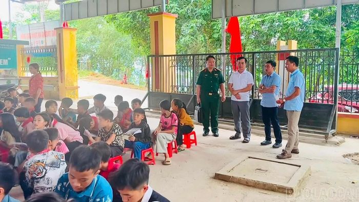 Lãnh đạo xã Trạm Tấu dự và động viên thầy và trò Trường PTDTBT TH& THCS Túc Đán nhân dịp khai giảng năm học mới 2026 - 2027.