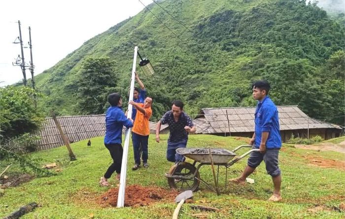 Đoàn viên, thanh niên xã Trạm Tấu tham gia thi công hệ thống đèn năng lượng mặt trời tại thôn Lành Linh.