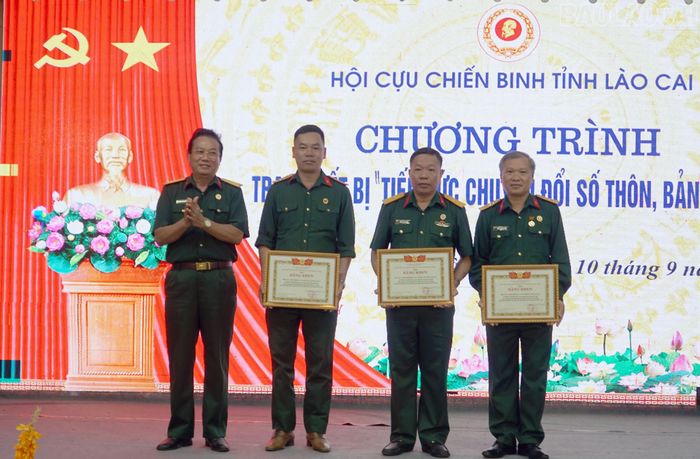  Thừa ủy quyền, đồng chí Nguyễn Minh Quyết - Chủ tịch Hội Cựu chiến binh tỉnh ﻿trao Bằng khen của Trung ương Hội Cựu chiến binh Việt Nam cho các tập thể. 