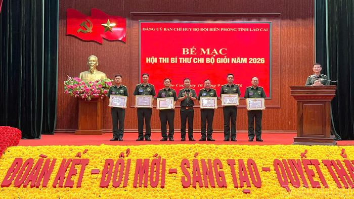 Đại tá Trần Quang Tùng - Chính ủy Bộ đội Biên phòng Lào Cai tặng giấy khen cho các cá nhân đoạt giải Nhất, Nhì và Ba.