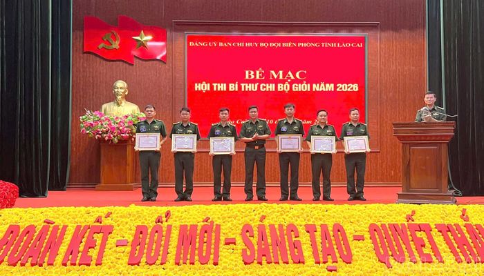 Đại tá Nguyễn Văn Tuấn - Phó Chính ủy Bộ đội Biên phòng Lào Cai tặng giấy khen cho các cá nhân đoạt thành tích xuất sắc tại hội thi.