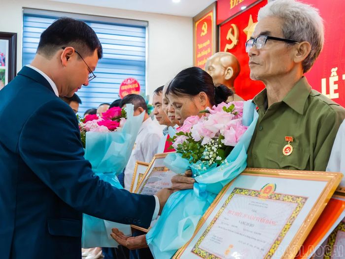Các đảng viên được trao Huy hiệu Đảng.
