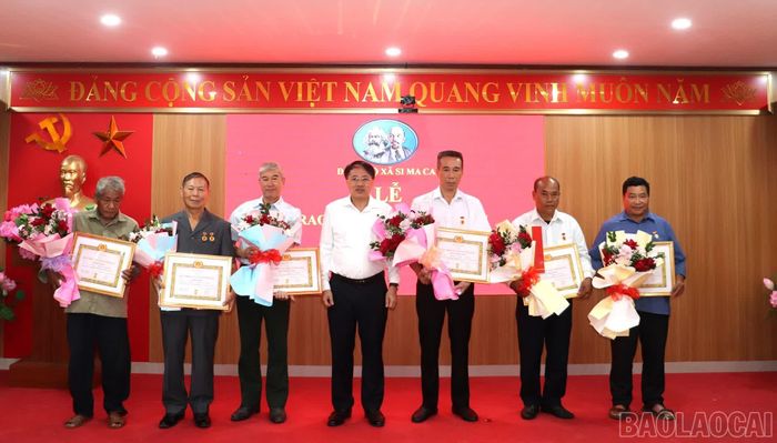 Các đảng viên nhận Huy hiệu 35 năm tuổi Đảng.