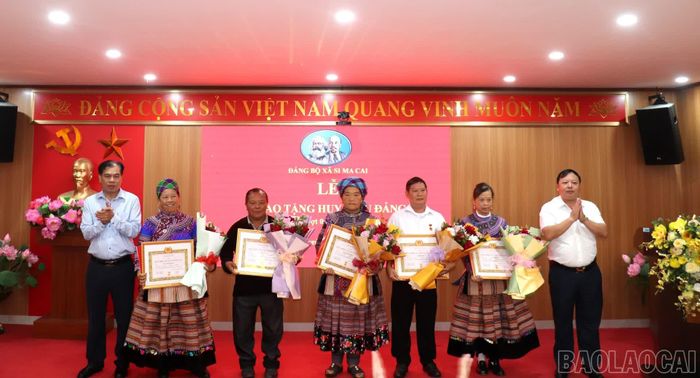 Các đảng viên nhận Huy hiệu 30 năm tuổi Đảng.