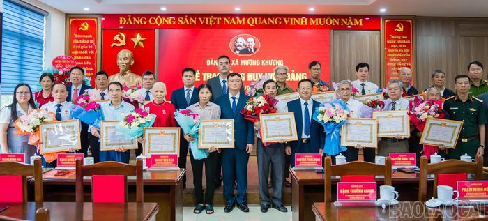 28 đảng viên xã Mường Khương vinh dự được trao tặng Huy hiệu Đảng đợt 2/9. 