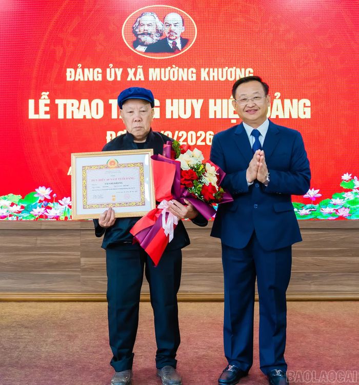 Đảng viên Tải Sào Kháng, Chi bộ thôn Sín Hồ, xã Mường Khương, vinh dự được nhận Huy hiệu 60 năm tuổi Đảng.