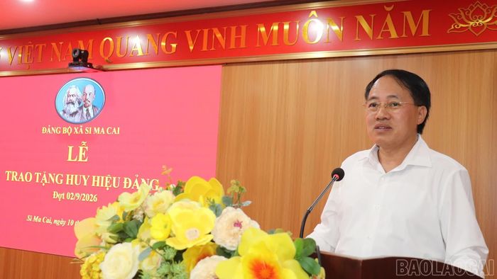 Bí thư Đảng ủy xã Si Ma Cai phát biểu chúc mừng các đảng viên nhận Huy hiệu Đảng.