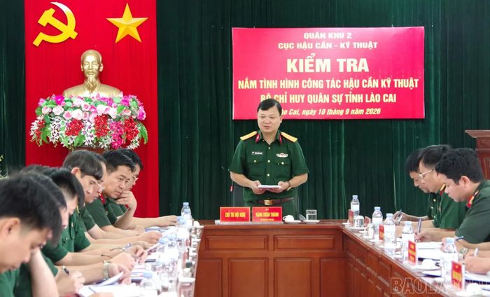 Đại tá Đặng Xuân Thành - Chủ nhiệm Hậu cần - Kỹ thuật Quân khu chủ trì kiểm tra.